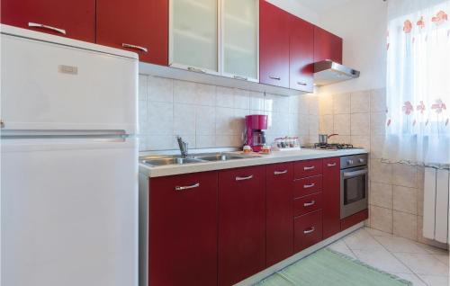 virtuve, Two-Bedroom Apartment In Porec in Radmani