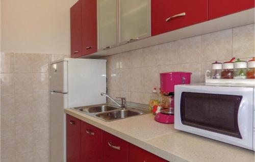 virtuve, Two-Bedroom Apartment In Porec in Radmani