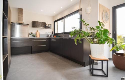 virtuve, Lovely Home In Saint-Nazaire in Saint-Nazaire (Languedoc-Roussillon)