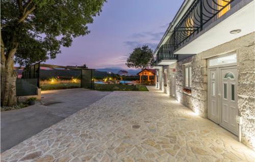 Peldbaseins, Five-Bedroom Holiday Home In Vinjani Donji in Donji Vinjani