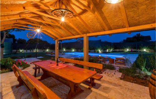 Peldbaseins, Five-Bedroom Holiday Home In Vinjani Donji in Donji Vinjani