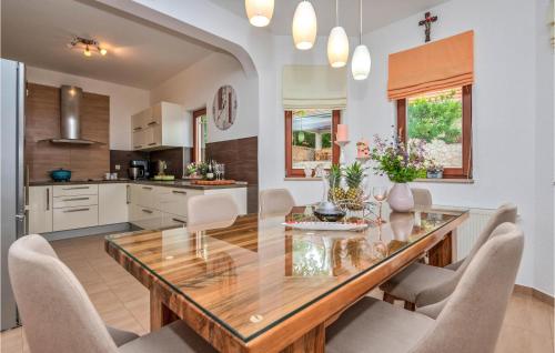 virtuve, Four-Bedroom Holiday Home In Vinjani Gornji in Gornji Vinjani