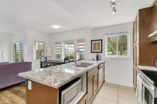 廚房, Spacious 2BR Haven In The Heart Of Harrison in 哈里森溫泉