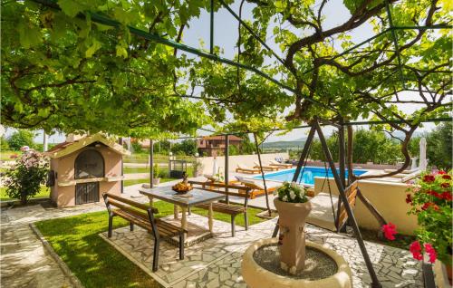 Balkons/terase, Cozy Apartment In Obrovac Sinjski in Karakašica