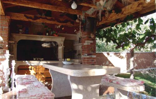 Restorāns, One-Bedroom Apartment In Kosinozici in Katun Lindarski