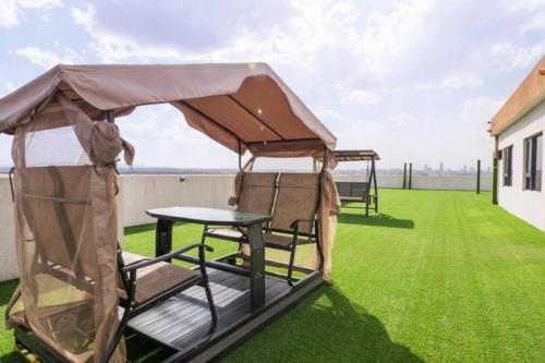 Enzi heights luxurious 2 bedroom furnished and serviced apartment with a pool,gym and playground in ไนโรบี