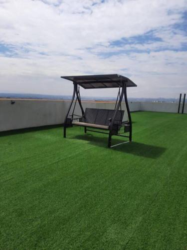 Enzi heights luxurious 2 bedroom furnished and serviced apartment with a pool,gym and playground in ไนโรบี