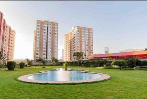 Enzi heights luxurious 2 bedroom furnished and serviced apartment with a pool,gym and playground in ไนโรบี