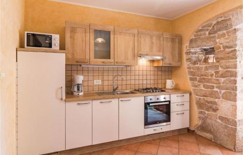 virtuve, Three-Bedroom Holiday Home In Pazin in Zabrežani