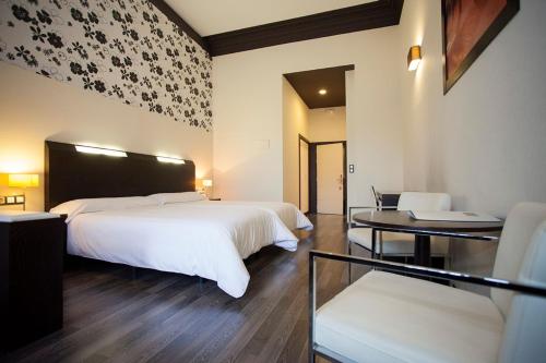 Alhambra Suites - image 14