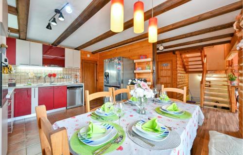 餐廳, Nice Home In Pustodol With Sauna in 唐亞斯圖比卡
