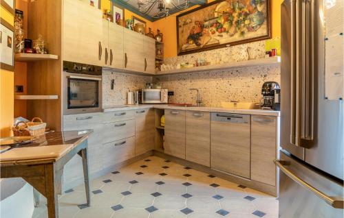virtuve, Cozy Home In Morainville Jouvaux in Morainville-Jouveaux (Upper Normandie)