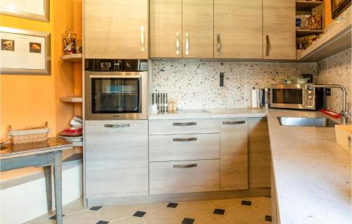 virtuve, Cozy Home In Morainville Jouvaux in Morainville-Jouveaux (Upper Normandie)