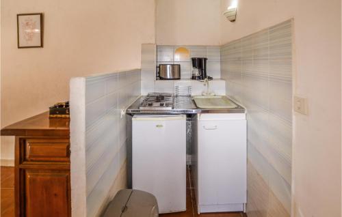 virtuve, Awesome Apartment In Carcheto Brustico in Piedicroce