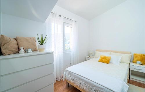 Awesome Apartment In Mokosica