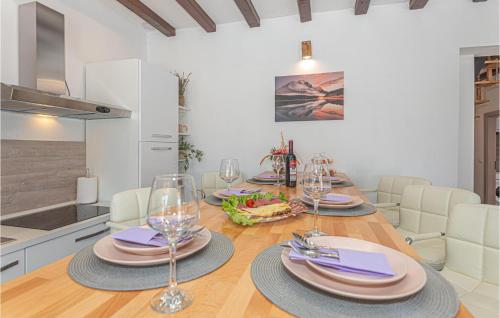 virtuve, Nice Home In Kaocine - Miljevci in Širitovci