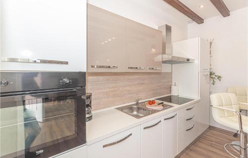 virtuve, Nice Home In Kaocine - Miljevci in Širitovci