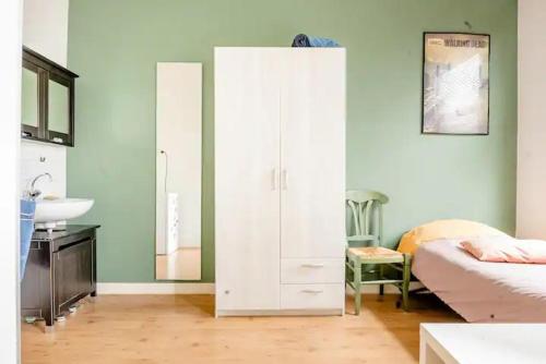 Cozy private room in shared apartment, close to beach and city center, L'Aia (foto 3)