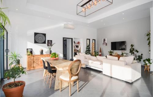 Lovely Home In Saint-Nazaire in Saint-Nazaire (Languedoc-Roussillon)
