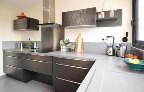 virtuve, Lovely Home In Saint-Nazaire in Saint-Nazaire (Languedoc-Roussillon)