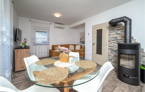 Gorgeous Apartment In Valbandon