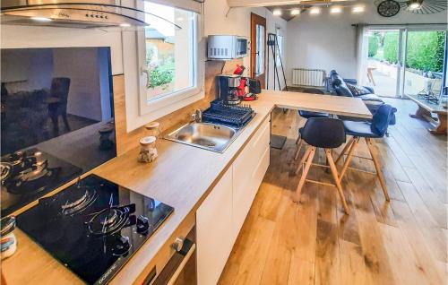 virtuve, 2 Bedroom Lovely Home In Bréhan (2 Bedroom Lovely Home In Brehan) in Rohan ciems