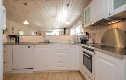 Kitchen, Holiday Home Egelunden Ka Denmk in Hadsund