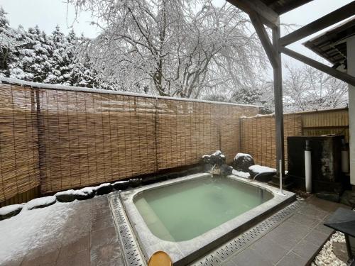 อ่างแช่น้ำร้อนกลางแจ้ง, ฟูจิฮาโกเน่เกสท์เฮาส์ (Fuji-Hakone Guest House) near สวนพฤกษศาสตร์ชื้นฮาโกเน่