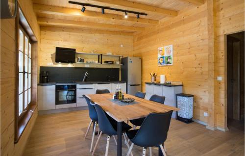 مطبخ, Cozy Home In Donje Taboriste With Wifi in Slunj