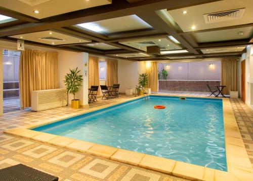Swimming pool, Al Liwan Residence near Fudo Restaurant Qatar