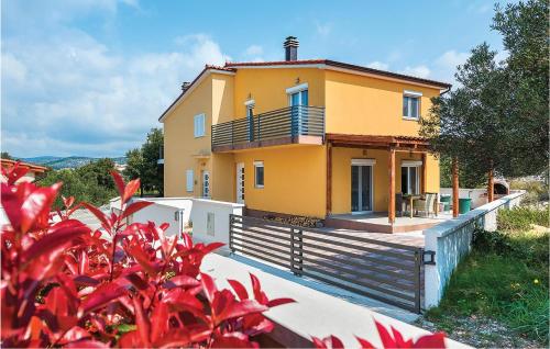 3 Bedroom Nice Home In Razanj