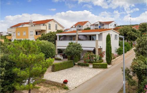 Gorgeous Apartment In Mandre With Kitchen
