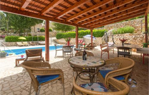 Peldbaseins, Seven-Bedroom Holiday Home In Dicmo in Osoje