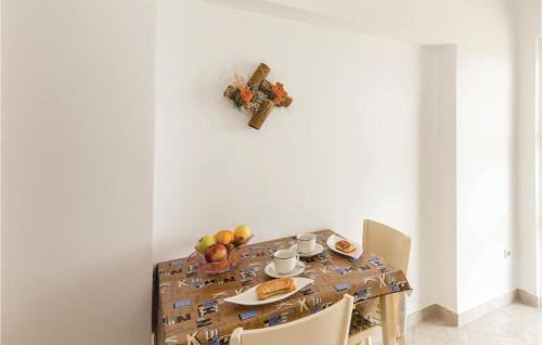 virtuve, 1 Bedroom Amazing Apartment In Kolan in Kolan