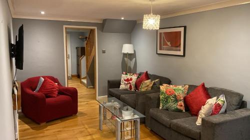 Warm and Homely 4 Bed house w big Garden & Parking