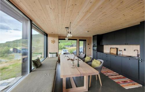 virtuve, Beautiful Home In Jøsenfjorden in Vadla