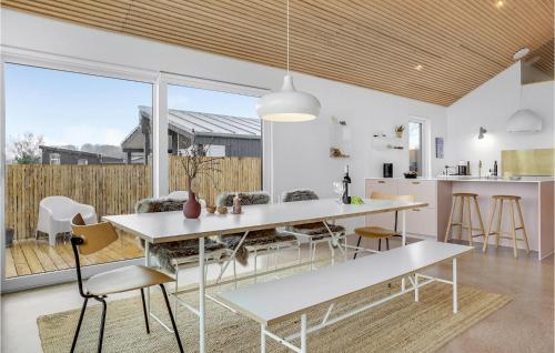 Kitchen, 4 Bedroom Cozy Home In Haderslev in Hejsager
