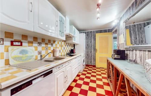 Konyha, Awesome Home In Saint-Maurice-Sur-Eygu in Saint-Maurice-Sur-Eygues
