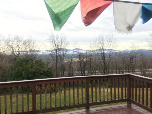 Green hill cottage in Greenwood, USA