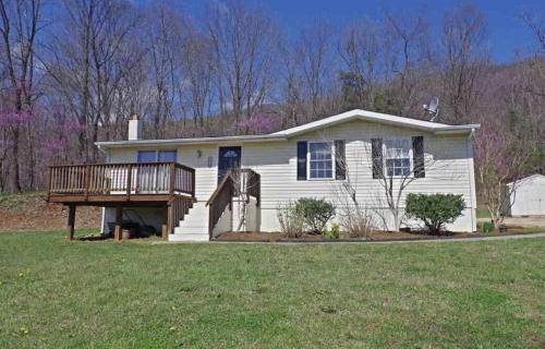 Green hill cottage in Greenwood, USA