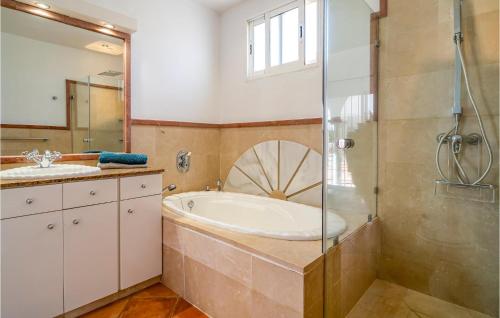 Six-Bedroom Holiday Home in Las Lagunas de Mijas - image 2