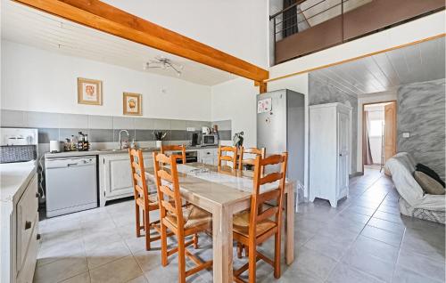 virtuve, 2 Bedroom Gorgeous Apartment In Codognan in Codognan