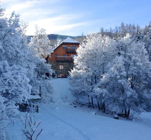 Three-Bedroom Apartment with Mountain View
