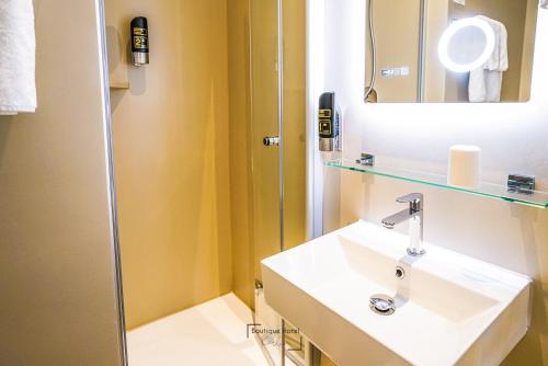 Small Single Room image 10
