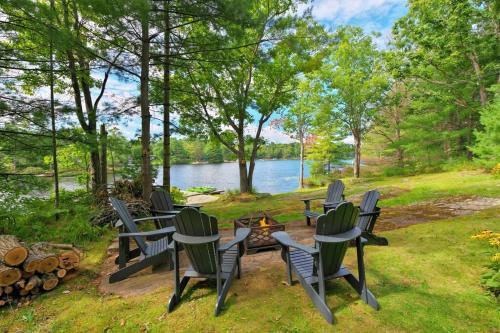 Muskoka Retreat, Fire Pit, Games, Waterfront in Gravenhurst