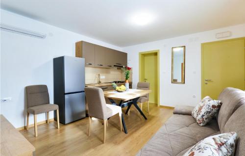 Awesome Home In Ivanska in Ždralovi