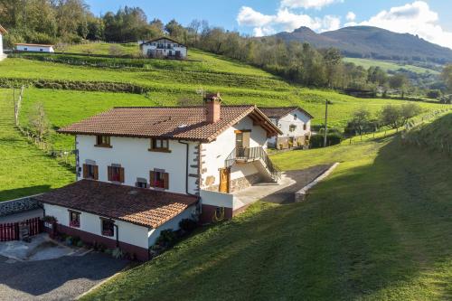 A szálláshely kívülről, Alkatenea in Ziga