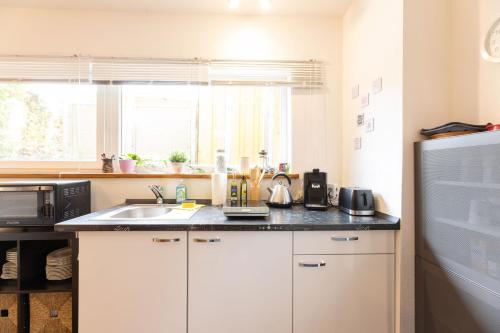 Konyha, Ruhiges 1-Zi-Apartment, ideal für Kurzaufenthalt für bis zu 4 Personen (Ruhiges 1-Zi-Apartment, ideal fur Kurzaufenthalt fur bis zu 4 Personen) in Adelsdorf