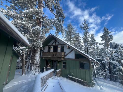 HONEY BEAR CHALET - Close to Lake & Slopes in Big Bear City, USA