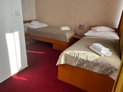 4 twin beds